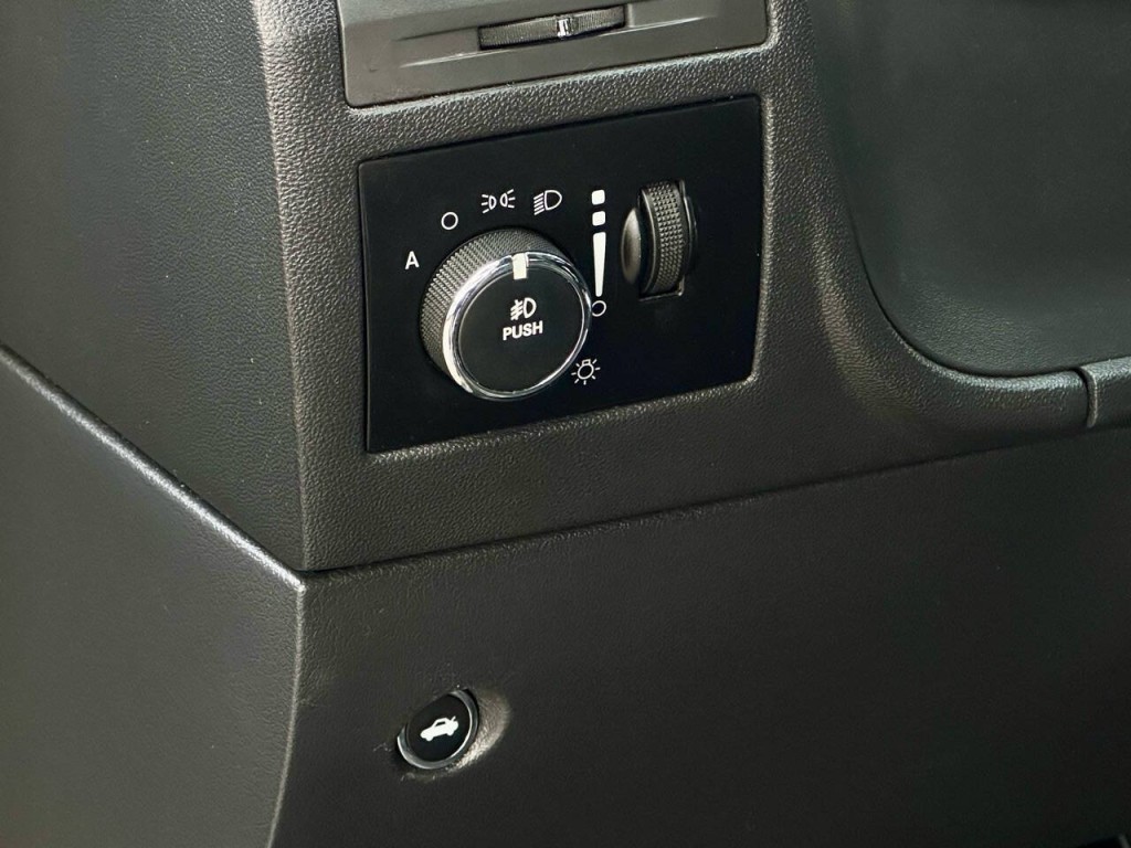 2013 Dodge Challenger Image 36