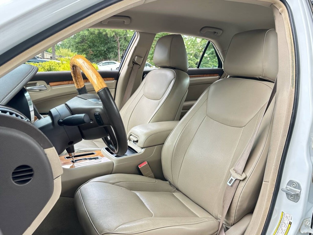 2013 Chrysler 300 Image 3