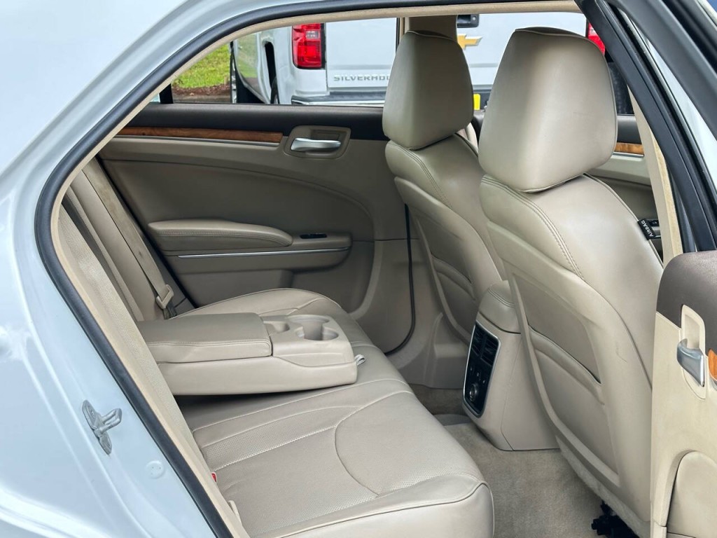 2013 Chrysler 300 Image 4