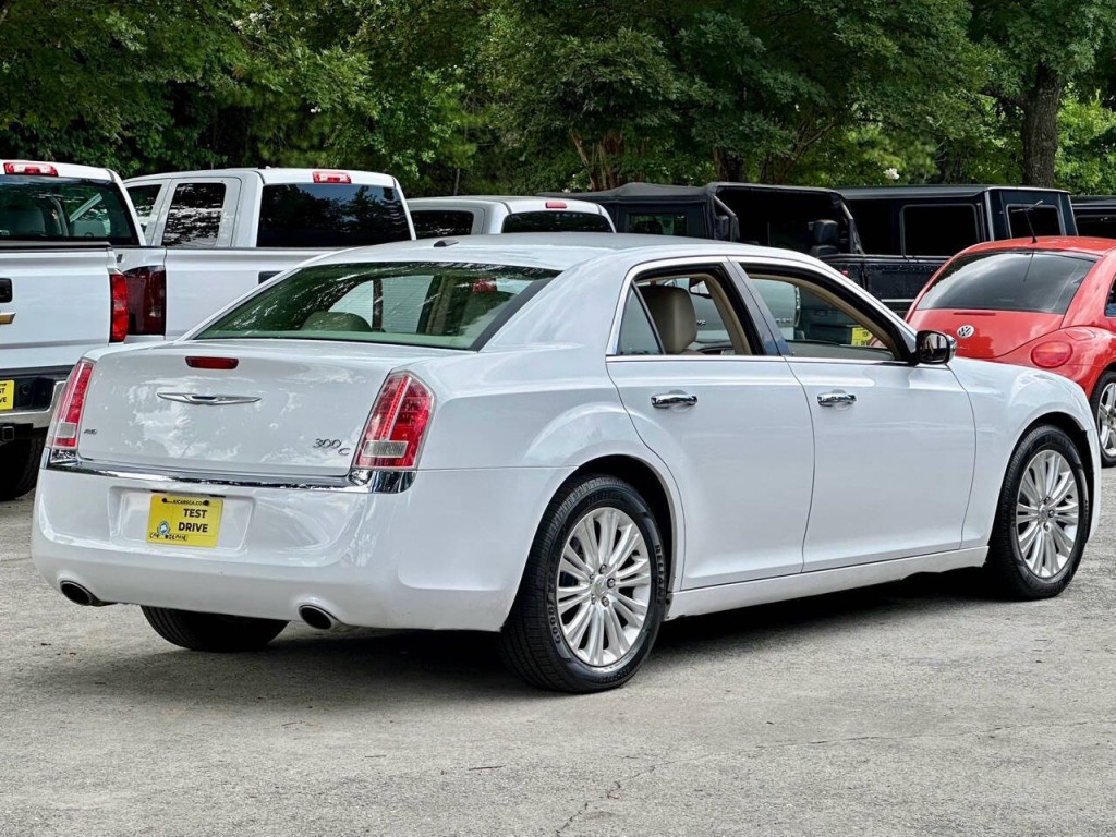 2013 Chrysler 300 Image 8