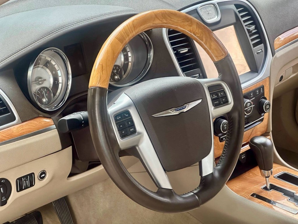 2013 Chrysler 300 Image 9