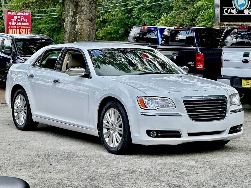 2013 Chrysler 300 Image 11