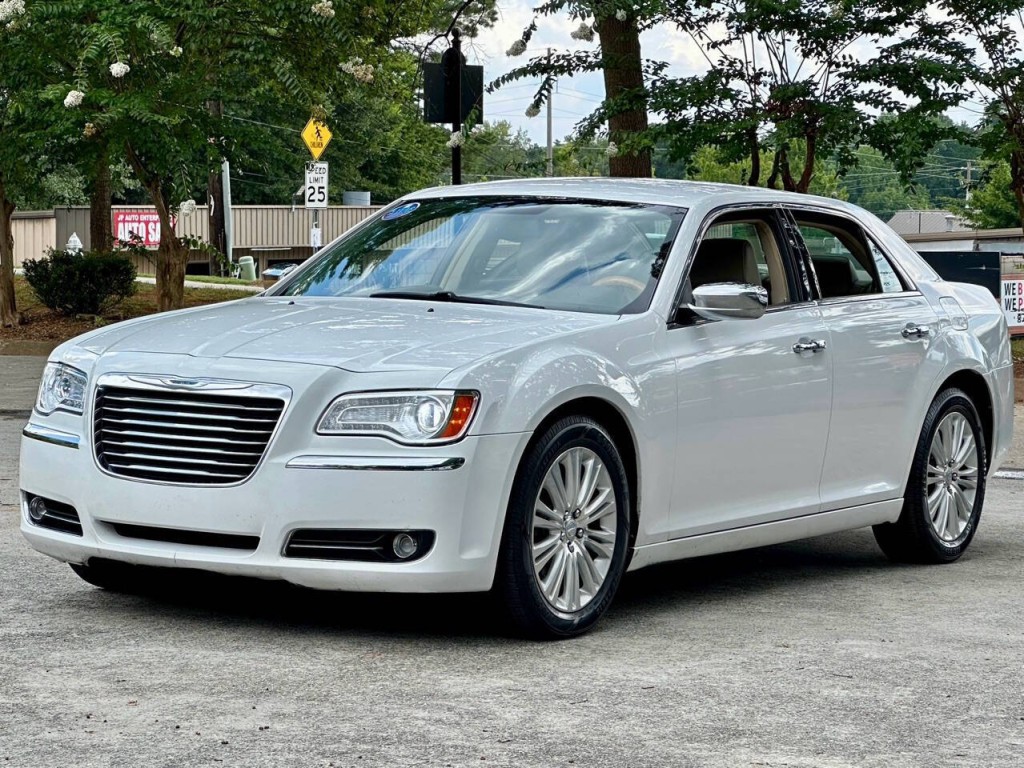 2013 Chrysler 300 Image 12