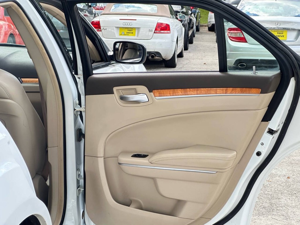 2013 Chrysler 300 Image 14