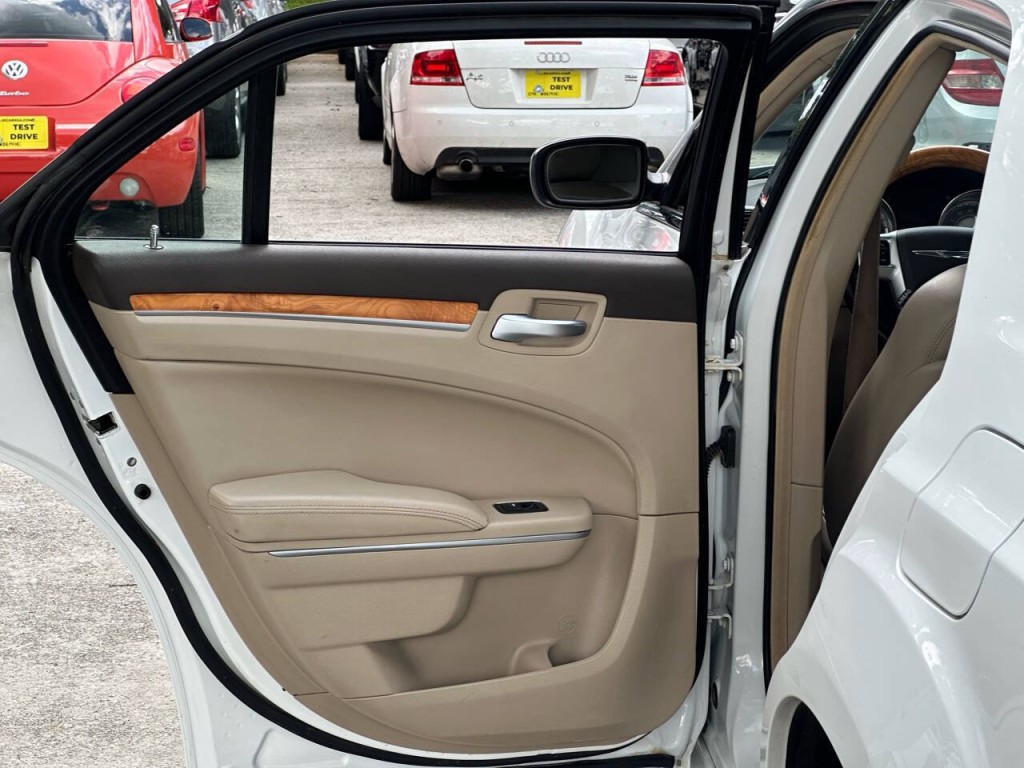 2013 Chrysler 300 Image 19