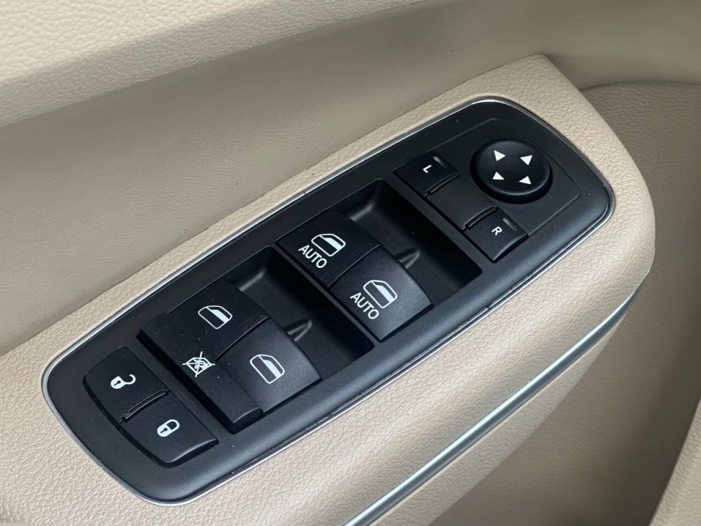 2013 Chrysler 300 Image 20