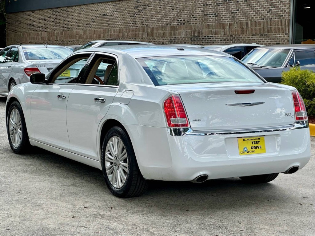 2013 Chrysler 300 Image 23