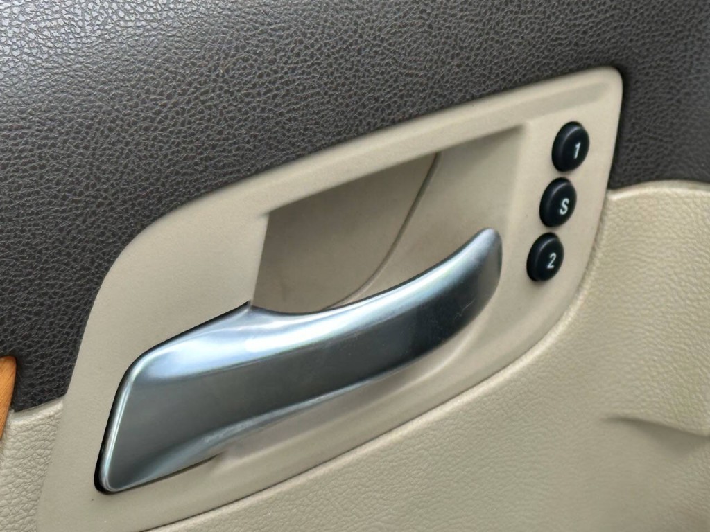 2013 Chrysler 300 Image 25