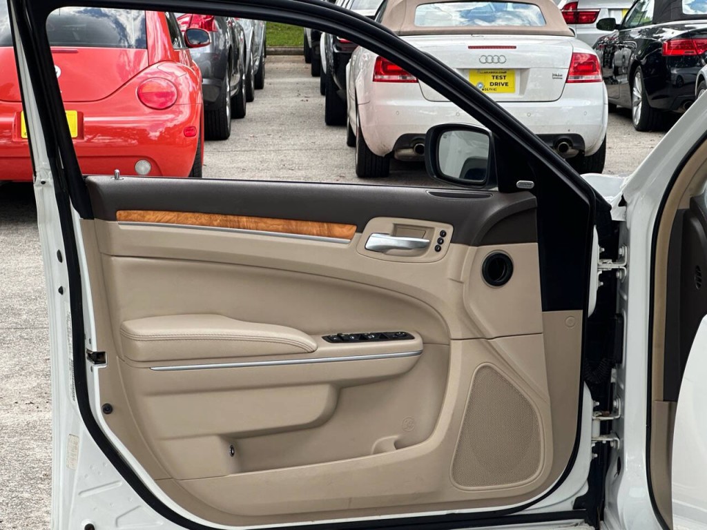 2013 Chrysler 300 Image 26