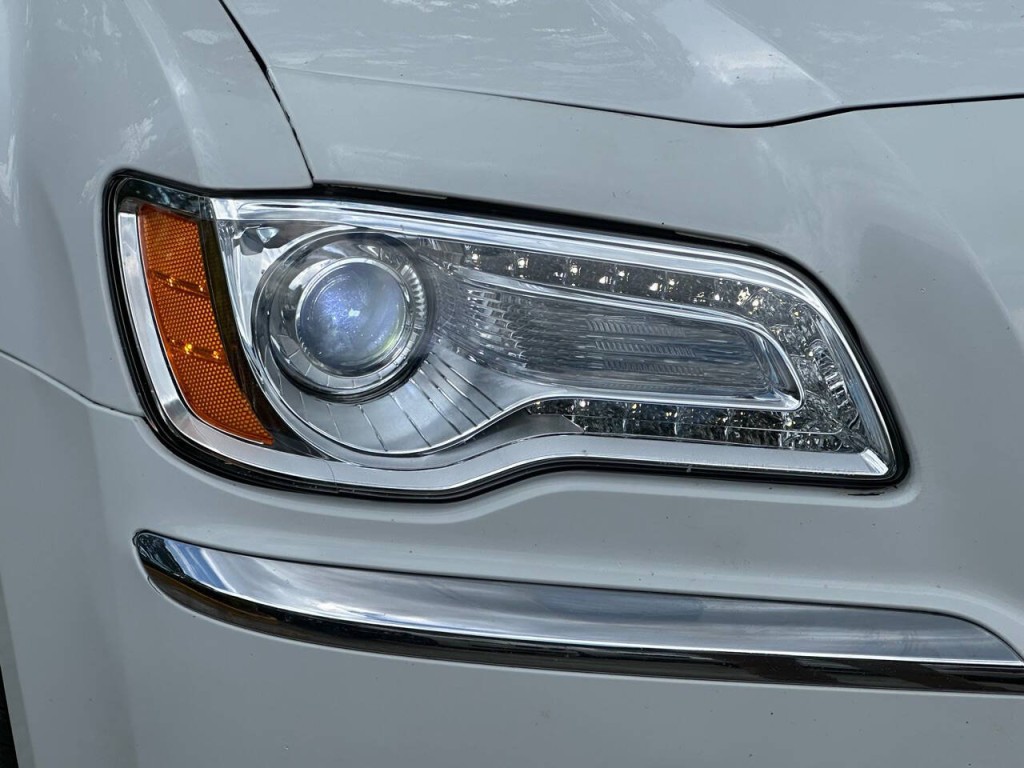 2013 Chrysler 300 Image 32