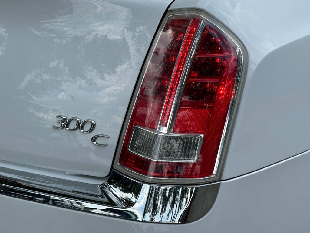 2013 Chrysler 300 Image 36