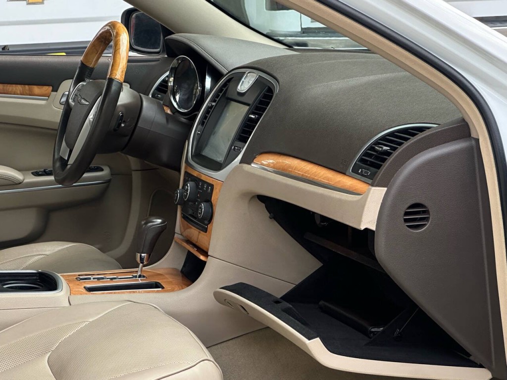 2013 Chrysler 300 Image 37