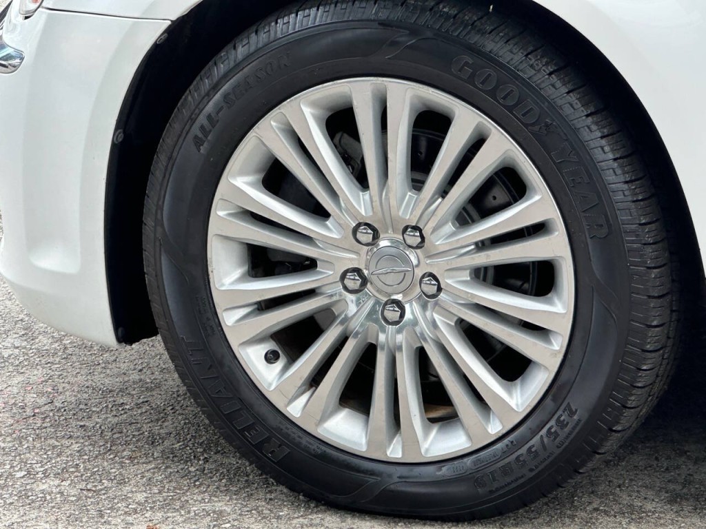 2013 Chrysler 300 Image 38