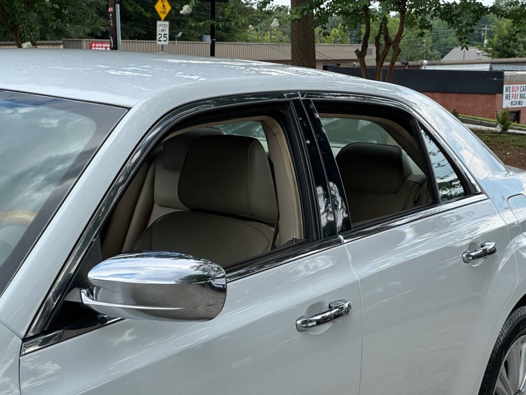 2013 Chrysler 300 Image 40