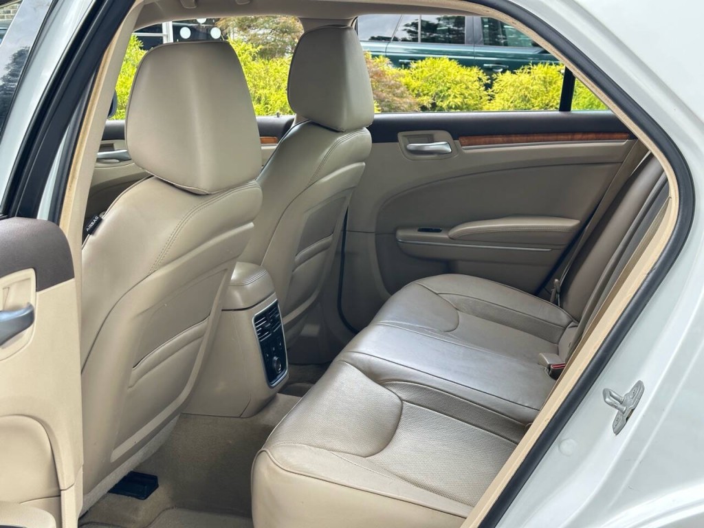 2013 Chrysler 300 Image 44