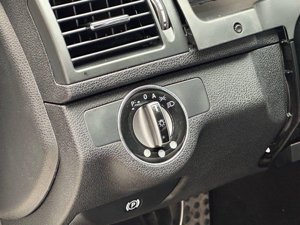 2008 Mercedes-Benz C-Class Image 27