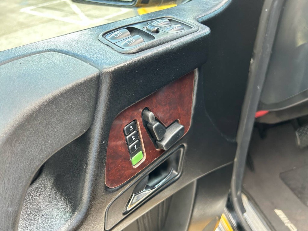 2004 Mercedes-Benz G-Class Image 23