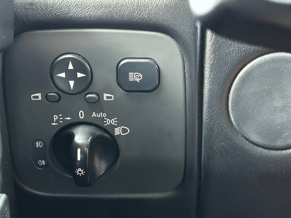 2004 Mercedes-Benz G-Class Image 39