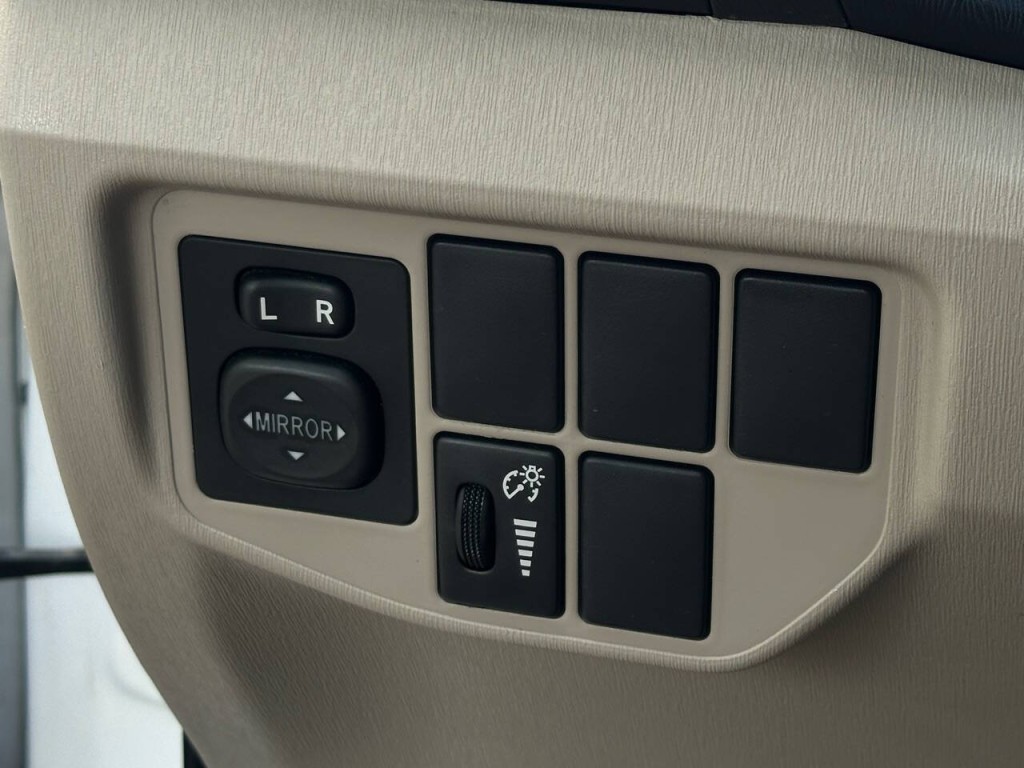2015 Toyota Prius Image 28