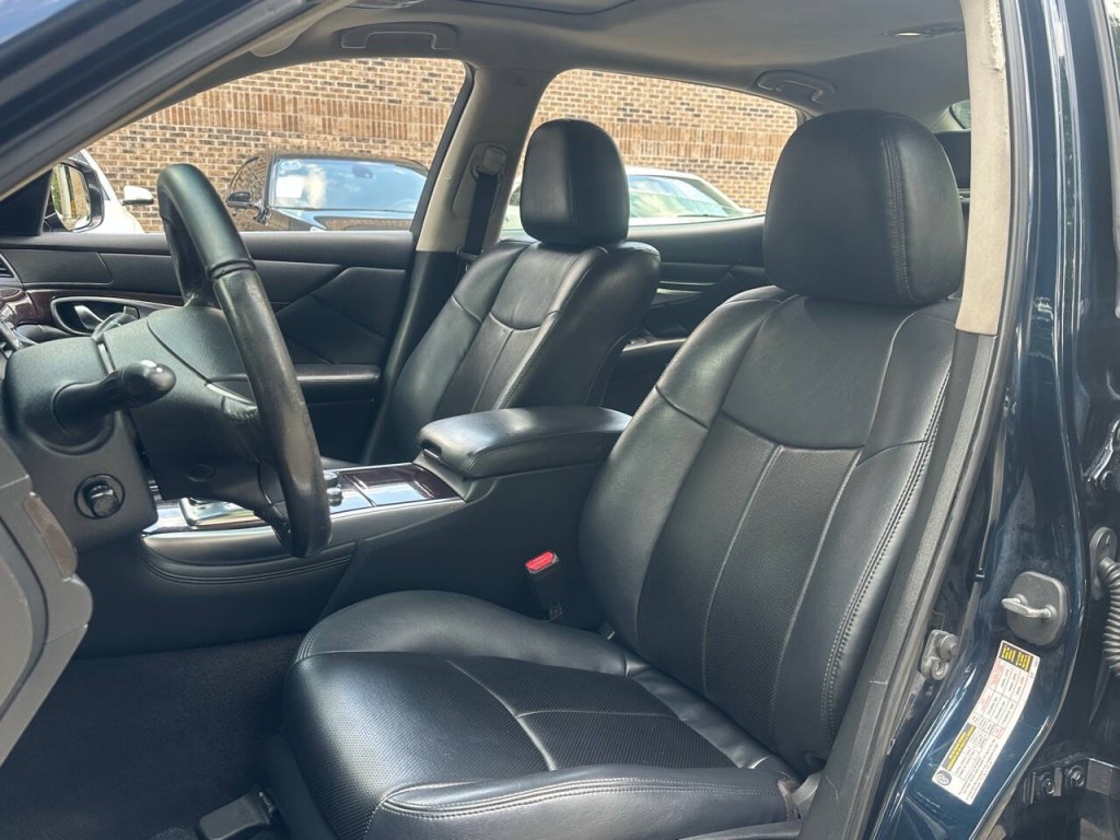 2016 INFINITI Q70 Image 3