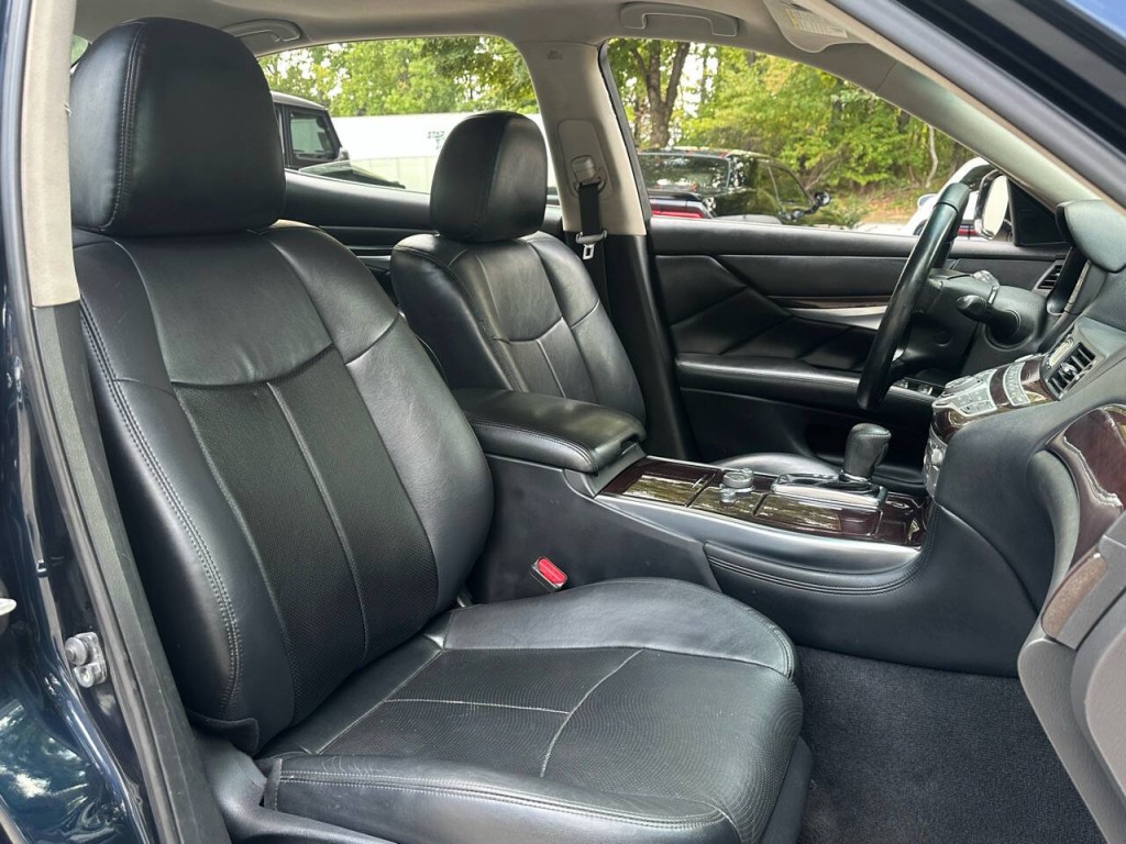 2016 INFINITI Q70 Image 8