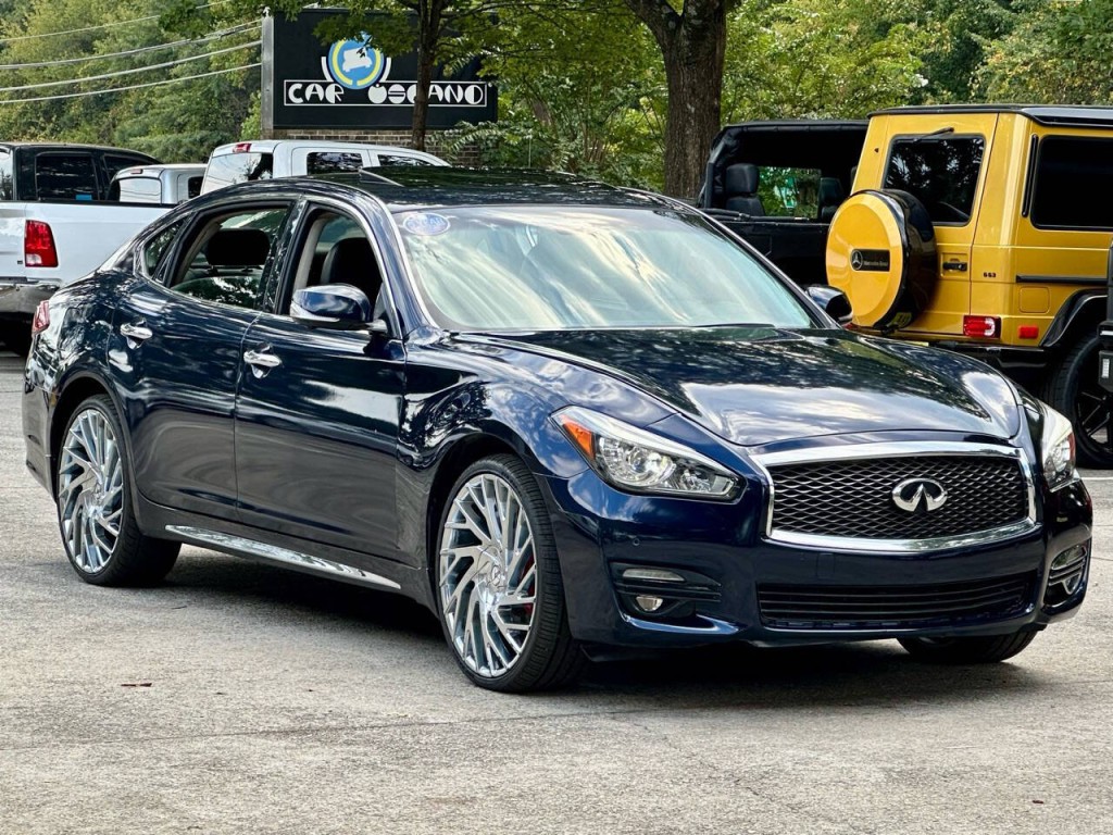 2016 INFINITI Q70 Image 9