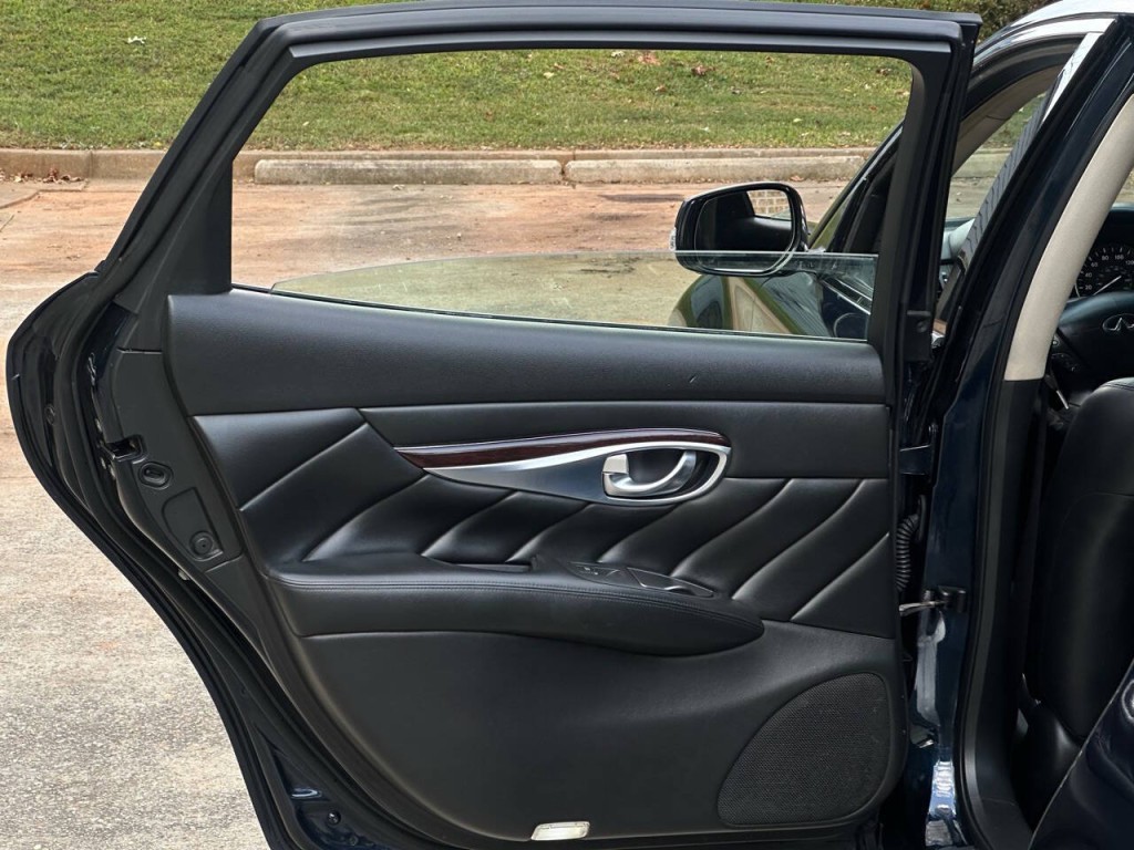 2016 INFINITI Q70 Image 10
