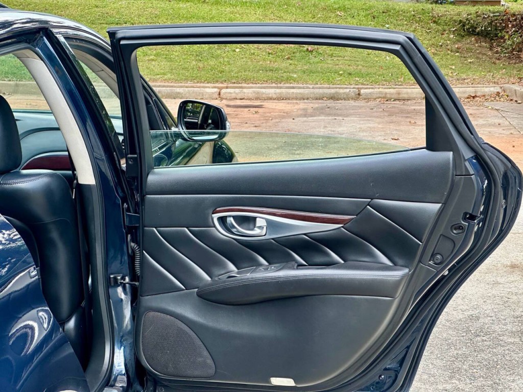 2016 INFINITI Q70 Image 12
