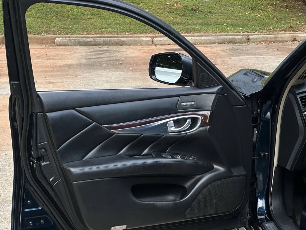 2016 INFINITI Q70 Image 19