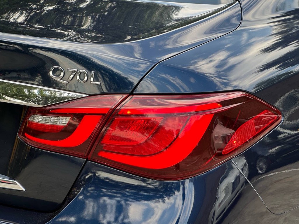2016 INFINITI Q70 Image 29