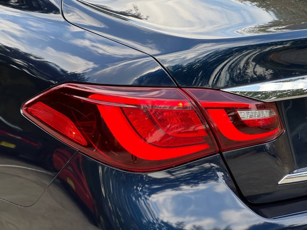 2016 INFINITI Q70 Image 30