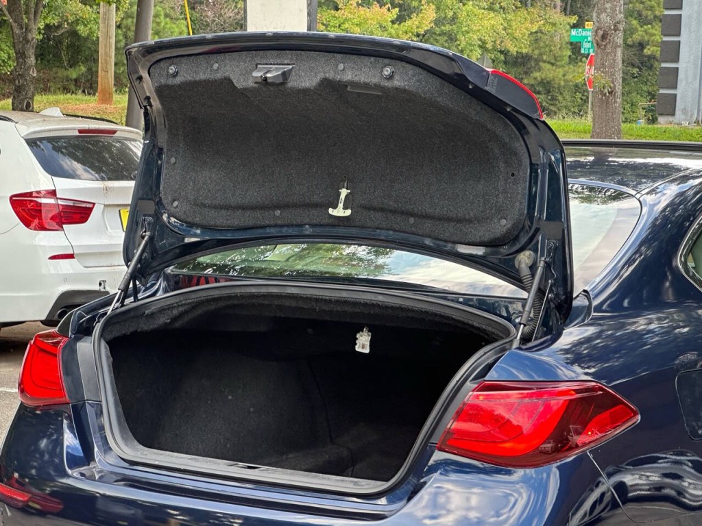 2016 INFINITI Q70 Image 32