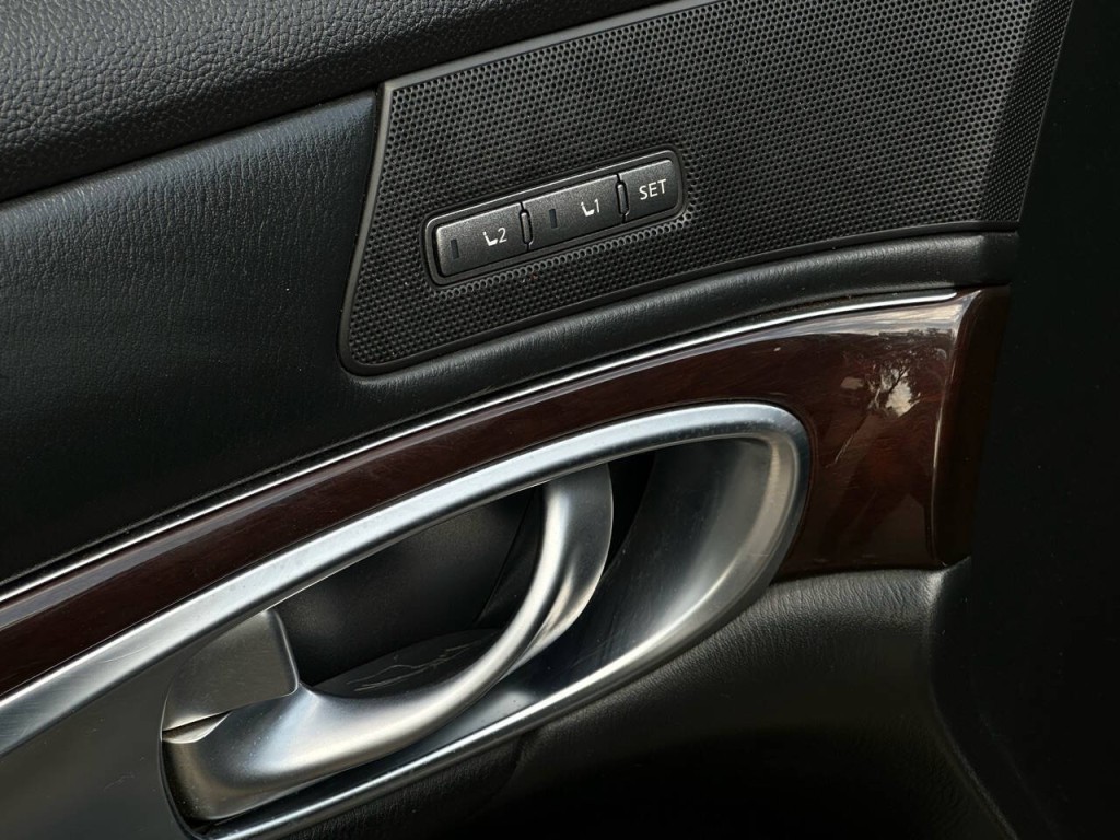 2016 INFINITI Q70 Image 35
