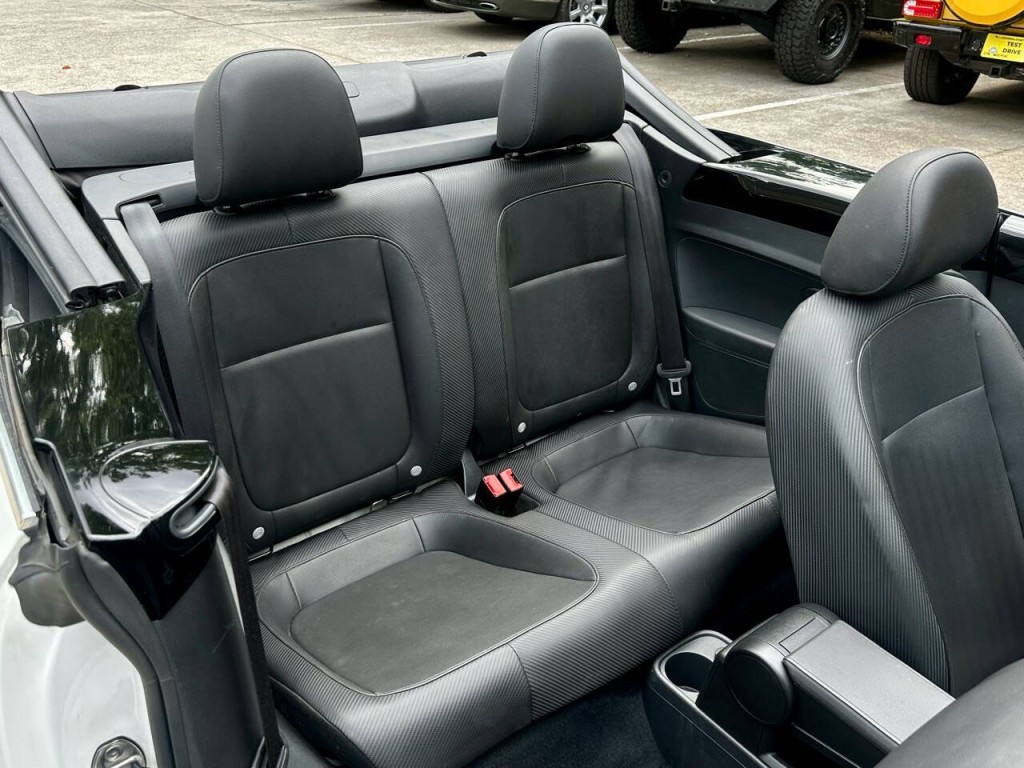 2013 Volkswagen Beetle Image 4