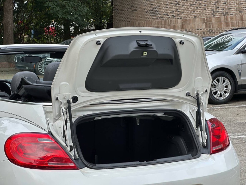 2013 Volkswagen Beetle Image 16