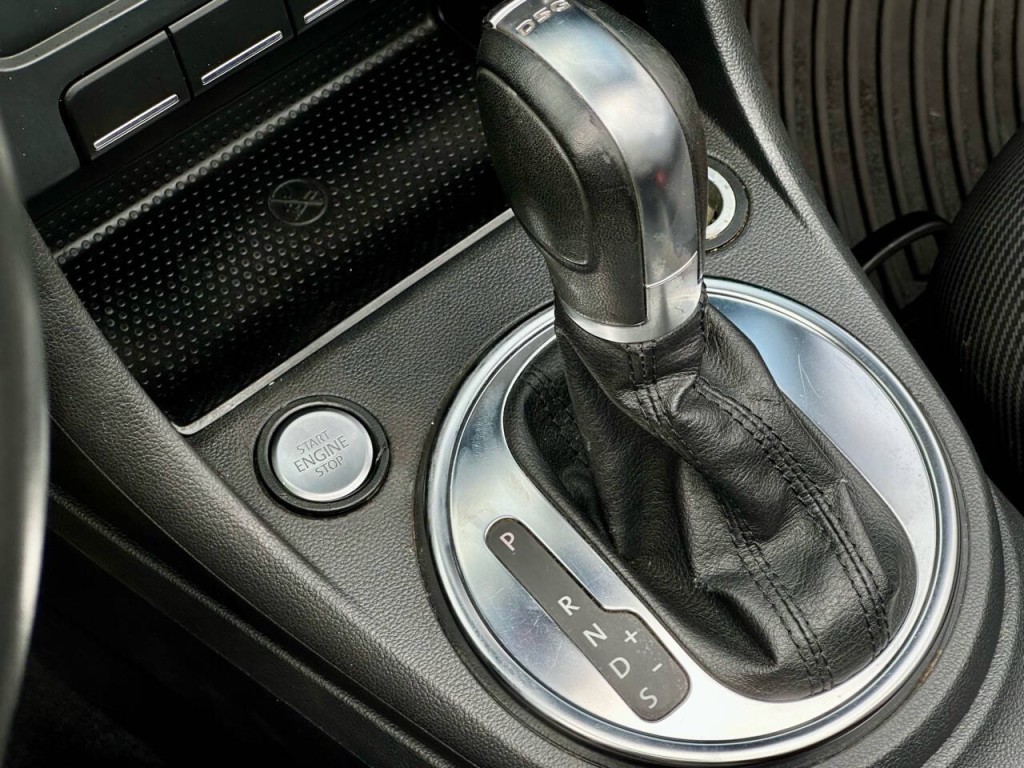 2013 Volkswagen Beetle Image 25