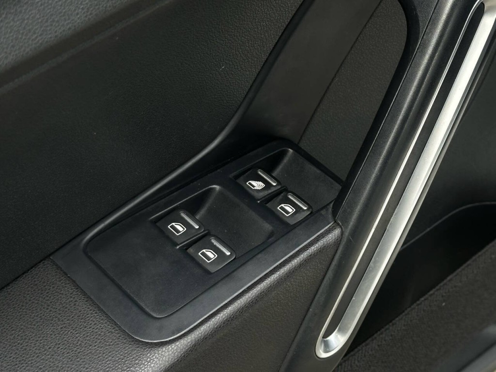 2013 Volkswagen Beetle Image 38