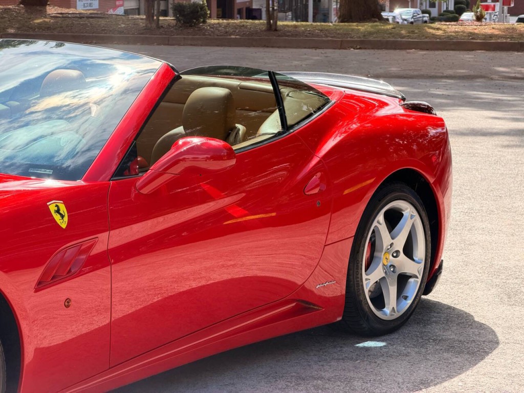 2010 Ferrari California Image 16