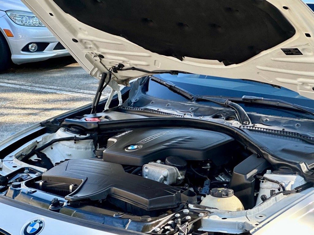 2015 BMW 3 Series Image 21