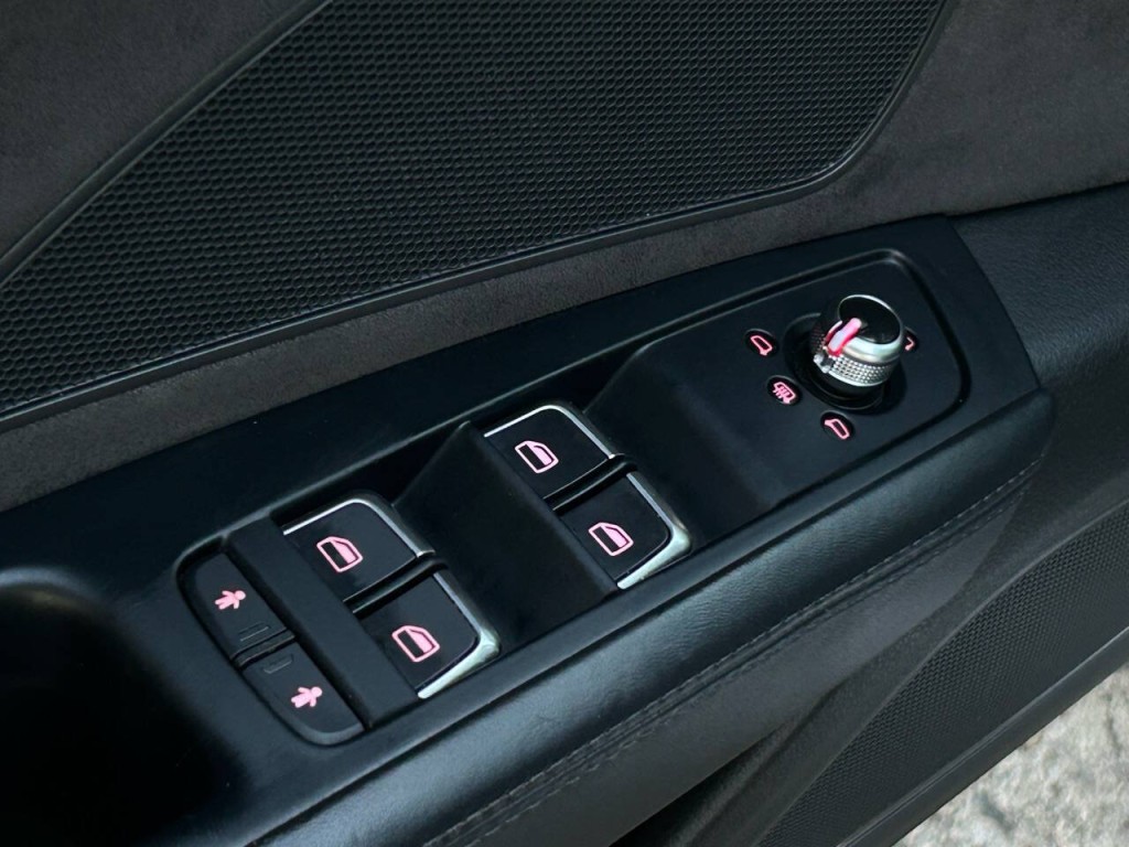 2011 Audi A8 Image 11