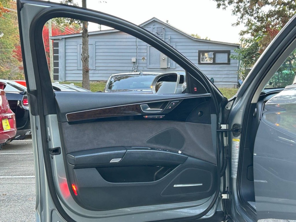 2011 Audi A8 Image 12