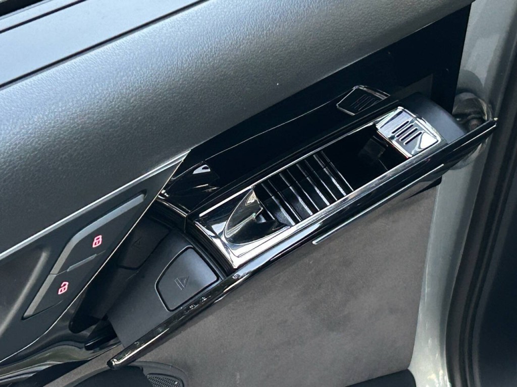 2011 Audi A8 Image 17