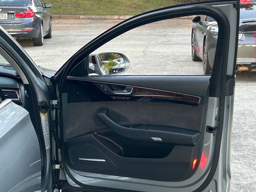 2011 Audi A8 Image 25