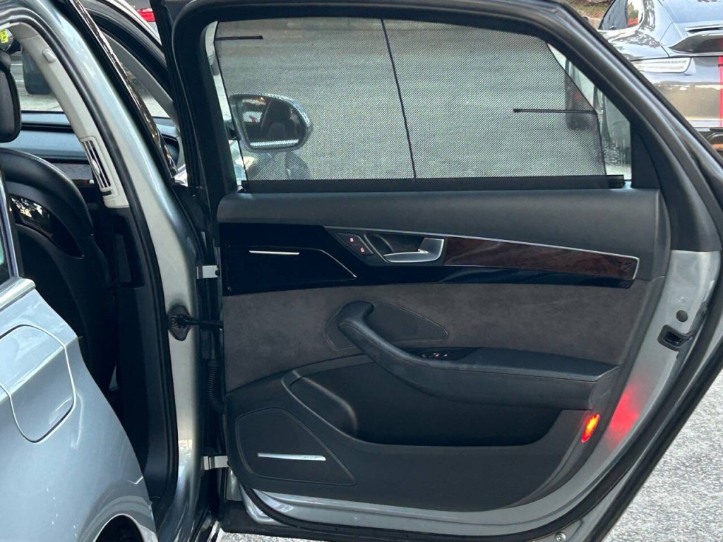 2011 Audi A8 Image 27