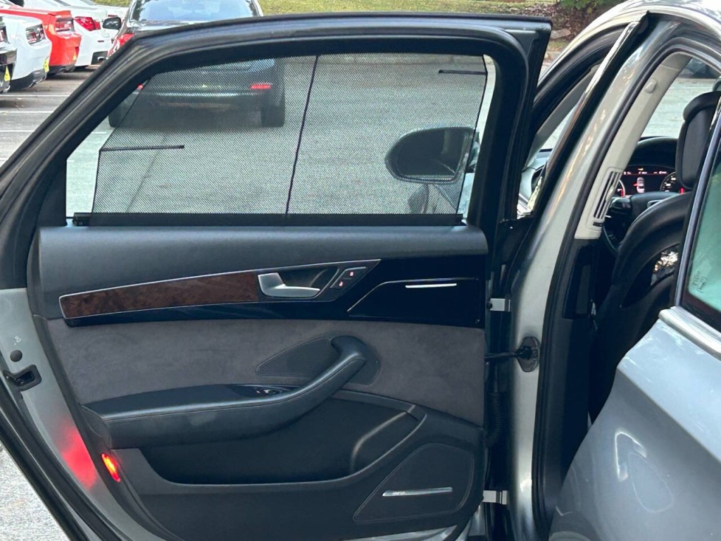 2011 Audi A8 Image 30