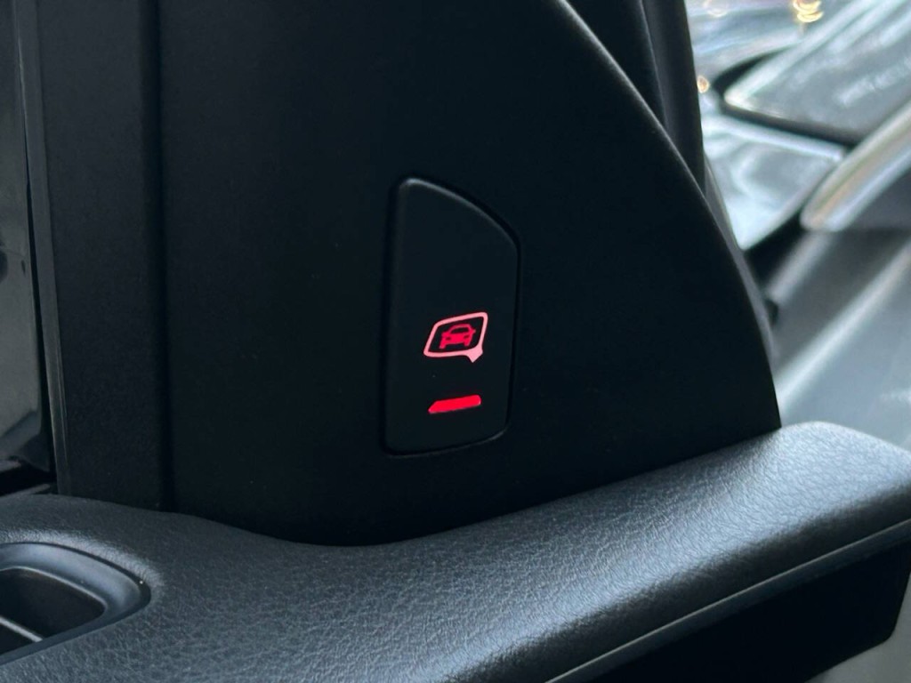 2011 Audi A8 Image 42