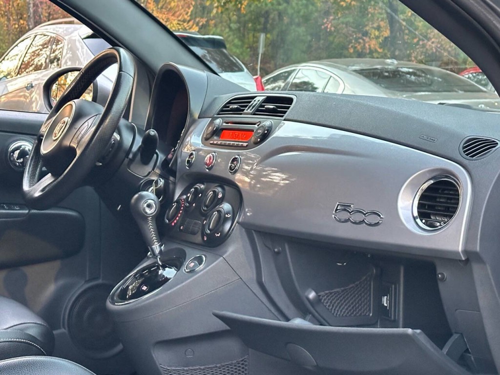2015 FIAT 500 Image 17