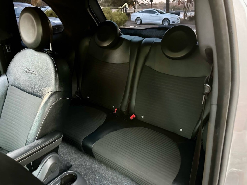 2015 FIAT 500 Image 18
