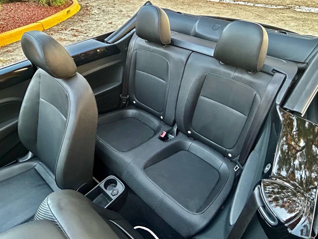 2013 Volkswagen Beetle Image 4