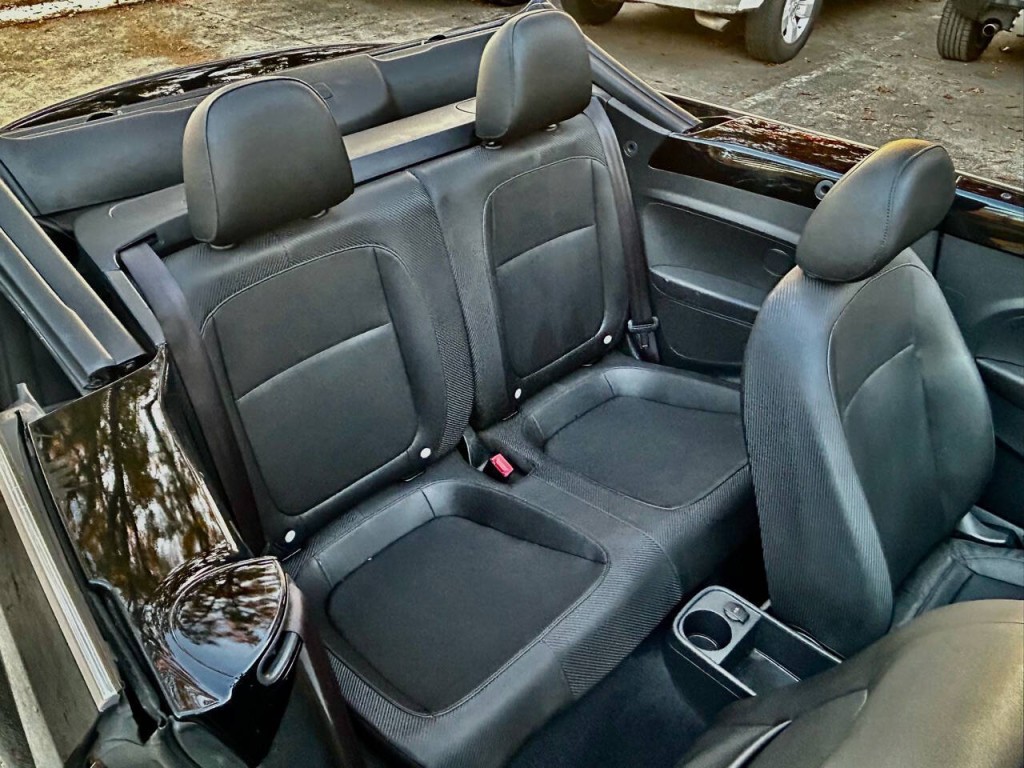 2013 Volkswagen Beetle Image 16